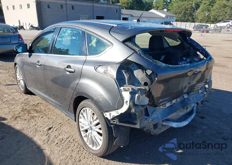 2015 Ford Focus Titanium z USA, uszkodzony, nr VIN 1FADP3N21FL228479